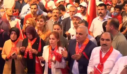 On Binlerce Vanlı Beşyol Meydanında Demokrasi Nöbeti Tutuyor