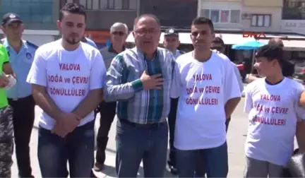 Yalova'da Belediye Başkanı, Suriyeli ve Iraklılarla Sokakta Çöp Topladı