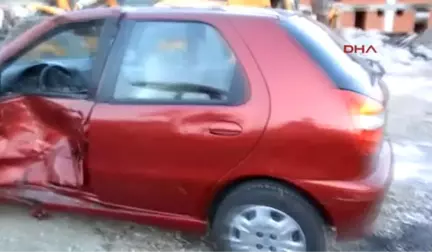 Izmir Foça Motosiklet Otomobile Çarptı: 1 Ölü, 3 Yaralı