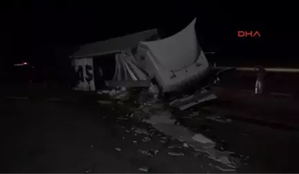 Edirne Tır Beton Su Kanalına Çarptı, Sürücü Yara Almadı