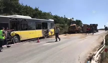 Eyüp'te Hafriyat Kamyonuyla Iett Otobüsü Çarpıştı: 12 Yaralı