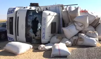 Şanlıurfa Siverek'te Saman Yüklü Kamyon Devrildi: 8 Yaralı