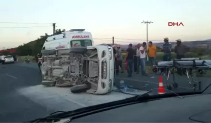 Izmir'deki Minibüs Otomobille Çarpıştı: 5'i Çocuk 11 Yaralı