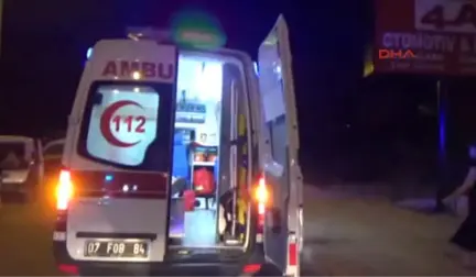 Antalya Kazada Savrulan Hafif Ticari Araç Kaldırımdaki Aileye Çarptı: 1'i Bebek 5 Yaralı