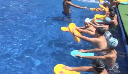 Özel 20 Bin Çocuk Yüzmeyi Küçükçekmece'de Öğrendi