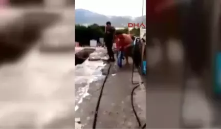 Denizli Sıcaktan Bunalınca Kendini de Yıkattı