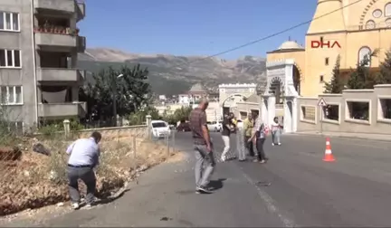 Kahramanmaraş - Inşaat Ruhsatı Alamayınca, Arazisinden Geçen Yolu Tel Örgüyle Kapattı