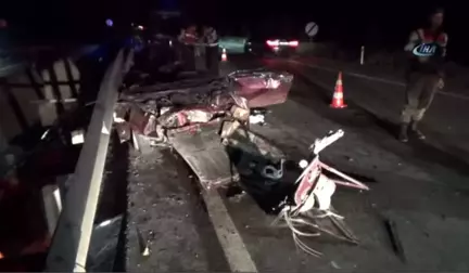 Yoldan Çıkan Otomobil Bariyerlere Çarptı: 3 Kişi Hayatını Kaybetti, 1 Kişi Yaralı