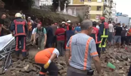 Ermeni Mezarlığı'nın Duvarı Çöktü: 2 Kişi Göçük Altında Kaldı