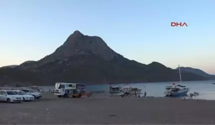 Antalya Plajda Sinema Keyfi