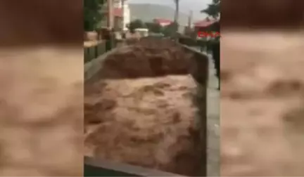 Isparta'da Dolu ve Yağmur Sele Neden Oldu