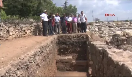 Mersin'de Yol Çalışmasında Antik Mezarlar Bulundu