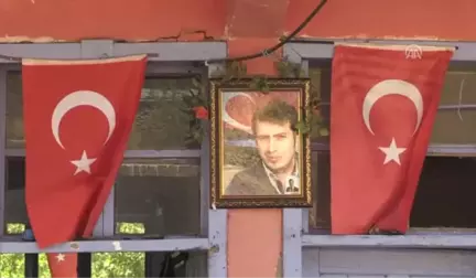 Öğrencileri Şehit Öğretmenin Kabri Başında