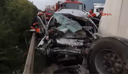 Kocaeli Hafif Ticari Araç Emniyet Şeridinde Duran Tankere Çarptı: 4 Ölü, 1 Yaralı