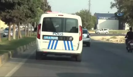 Polis Kaçan Zanlıyı, Aracın Lastiklerine Ateş Ederek Durdurdu