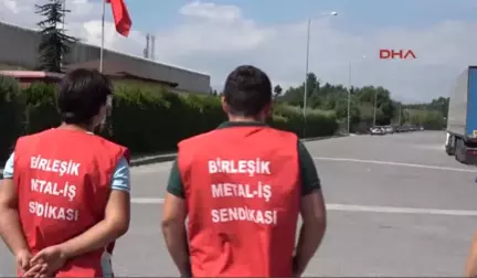 Düzce Düğün Salonundan Önce Grevdeki Arkadaşlarını Ziyaret Etti