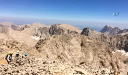 Küçük Dağcı Demirkazık Zirvesine Tırmandı