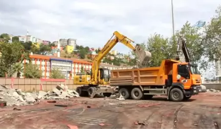 Geçici Olarak Yapılan Atletizm Isınma Sahası Yıkılıyor