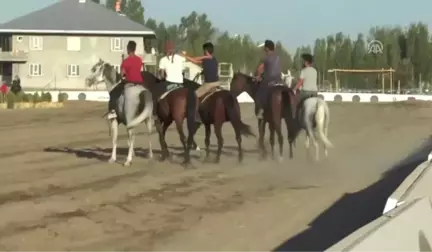 Ana Kız At Sırtında Ata Sporunu Yaşatıyor