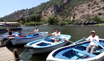 Dalyan Kanalı'nın Kürek Çeken Kadınları