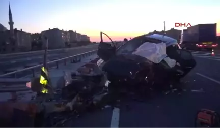 Edirne Refüje Çarpan Otomobilde Anne ve Kızı Öldü, Hız Kadranı 120 Kilometrede Takılı Kaldı