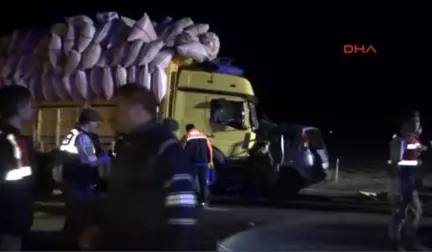 Niğde Kamyon ile Fransa Plakalı Otomobil Çarpıştı: 3 Ölü, 5 Yaralı