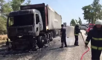 Manavgat'ta Çöp Yüklü Tır Yandı... Tır Şoförü Son Anda Kendini Dışarı Attı