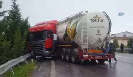 Trafikte Makas Atan Tanker Bariyere Girdi