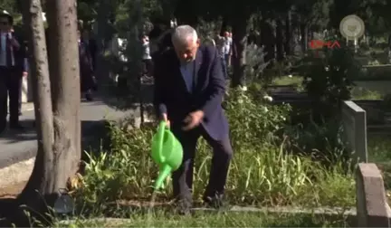 Başbakan Yıldırım'dan Kabir Ziyaretleri