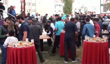 Ardahan Bayramda Şehit Mezarlarına Karanfil Bırakıldı