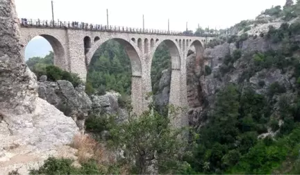 James Bond'la Ünlenen Varda'ya Turistler Akın Etti