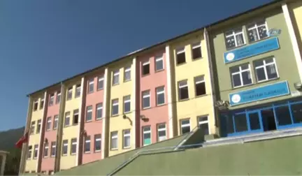Öğretmeni Oldukları Okulu Kendileri Temizliyorlar