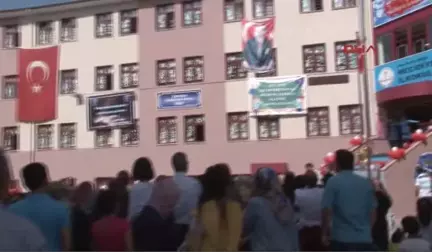 Gökyüzüne 15 Temmuz Şehitlerinin İsimlerini Uçurarak, Okula Başladılar