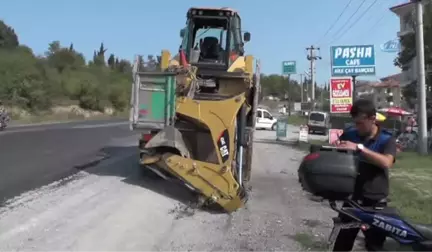 Bartın'da Kamyon Kasasındaki İş Makinesi Üst Geçide Çarptı