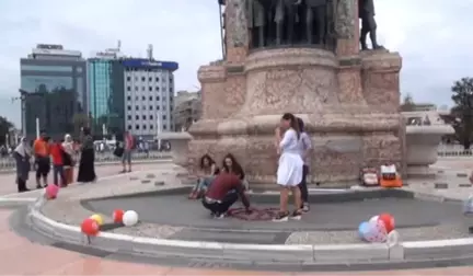 Taksim Meydanı'ndaki Evlilik Teklifi Renkli Görüntüler Oluşturdu