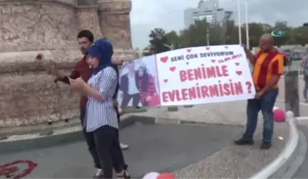 Taksim Meydanında Evlilik Teklifi