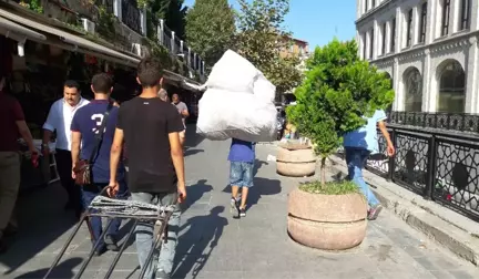 Yaşıtları Okula Giderken Sokaklarda Çalışan Küçük İşçiler Yürek Burktu