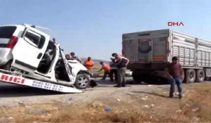 Amasya Merzifon'da Duran Kamyona Çarpan Araçtaki 3 Kişi Öldü