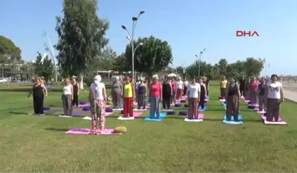 Antalya Kadınlar Şalvar ve Yemeniyle Sahilde Yoga Yapıyor