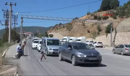 Tunceli'de Yolu Kesen PKK'lı Teröristler, Tır'ı Ateşe Verdi