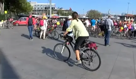 Süslü Kadınlar' Bisikletleriyle İstanbul Trafiğinde