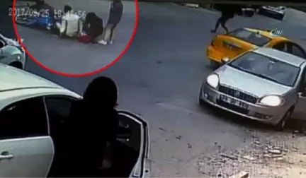 Motosikletli Çift Yaşlı Kadına Çarptı, O Anlar Kameraya Böyle Yansıdı