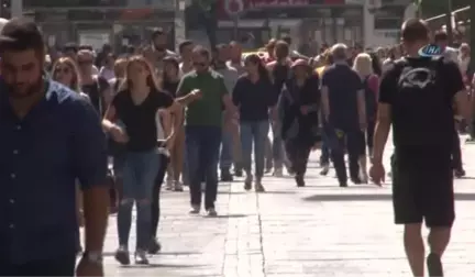 Gençlerin Yarısı Doktordan Önce İnternete Başvuruyor