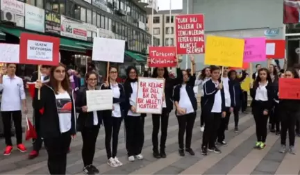 Lise Öğrencilerinden Türkçe Tabela Kullanan Esnafa Teşekkür Belgesi