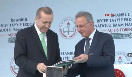 Erdoğan Cuma Namazını Fatih'te Kıldı, Mezun Olduğu Okulun Açılışını Yaptı