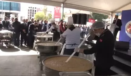 Ümraniye'de Vatandaşlara Dualarla Aşure Dağıtıldı