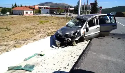 Otomobiliyle Refüjdeki Levhaya Çarpan Polis Memuru Yaralandı