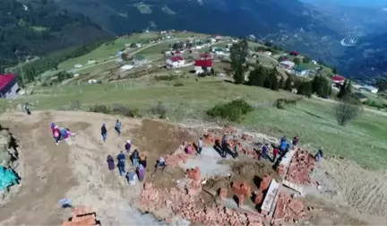 İneklerini Satarak Yaptırdığı Yayla Evi Yıkıldı