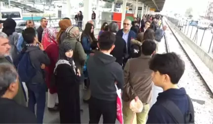 Aksayan Metro Seferine Alkışlı Protesto