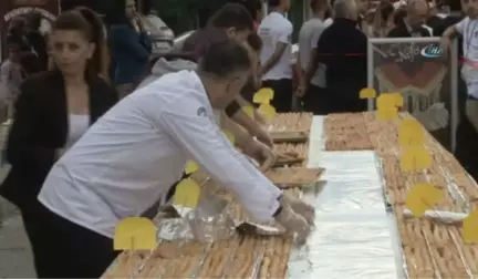 8 Dakikada 10 Metre Börek Yedi